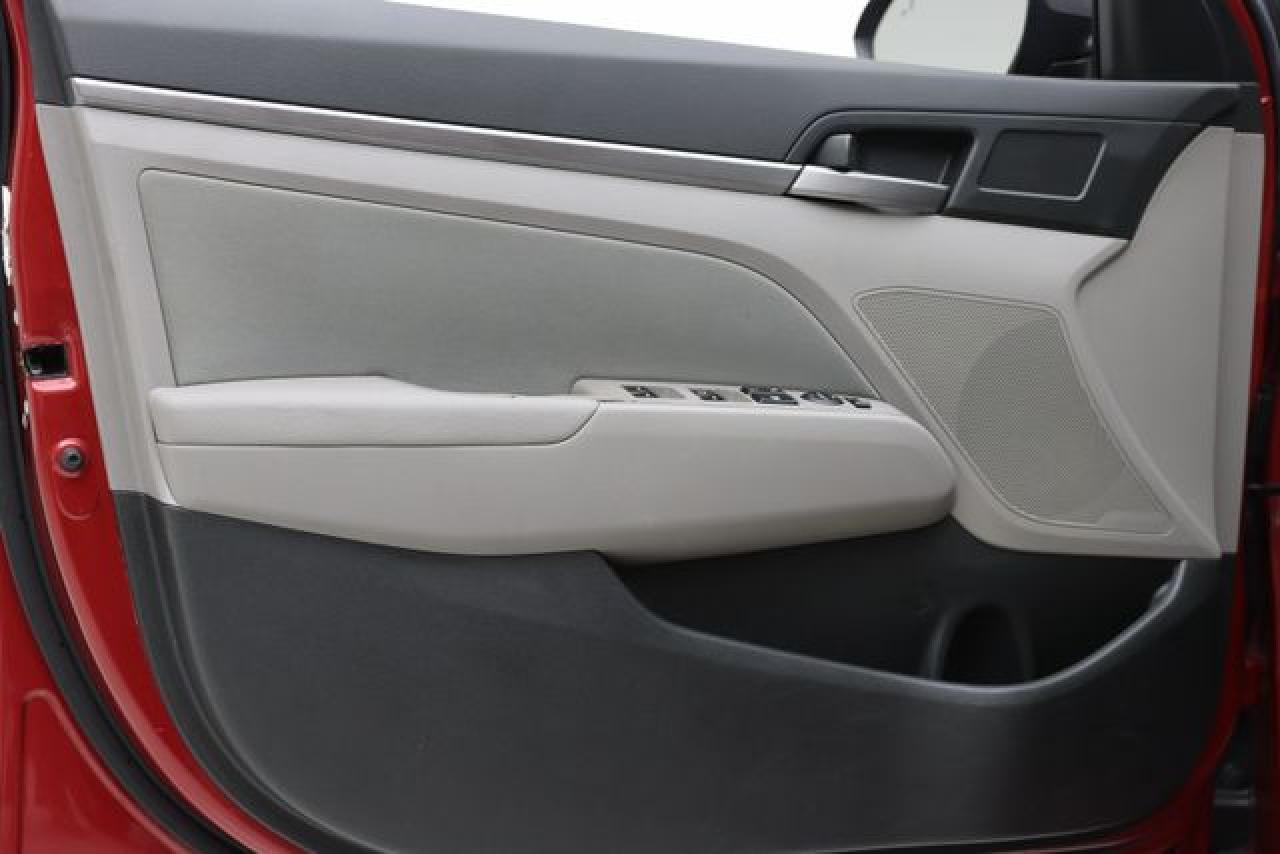 HYUNDAI ELANTRA 2018 — 17