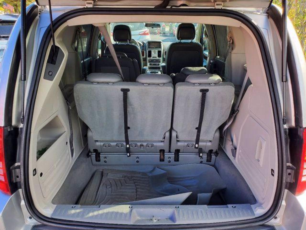 CHRYSLER TOWN & COUNTRY 2010 — 28
