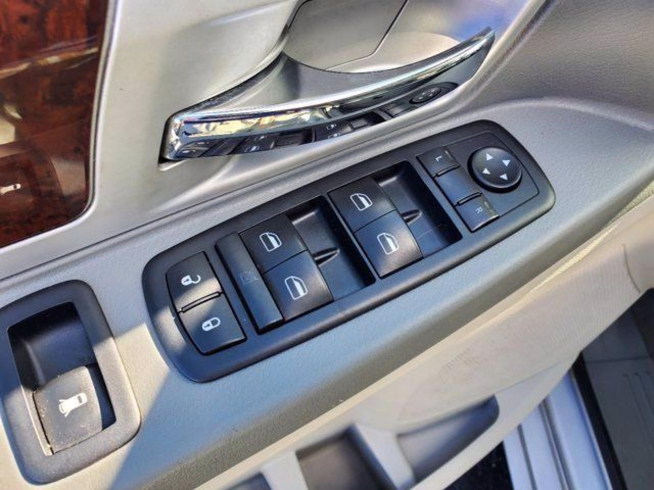 CHRYSLER TOWN & COUNTRY 2010 — 11