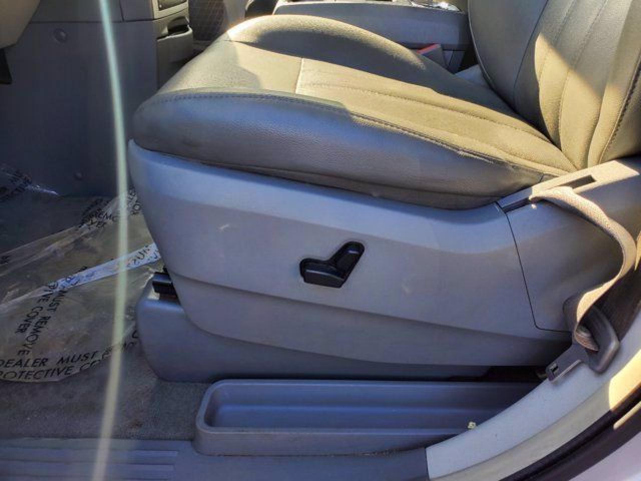 CHRYSLER TOWN & COUNTRY 2010 — 9