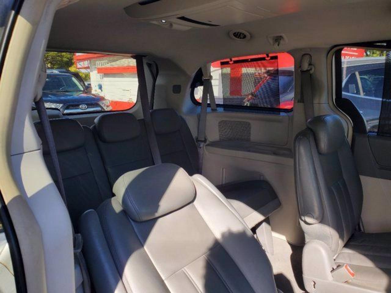 CHRYSLER TOWN & COUNTRY 2010 — 31