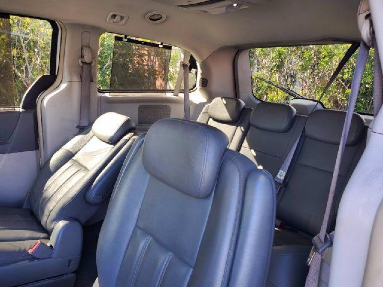 CHRYSLER TOWN & COUNTRY 2010 — 22