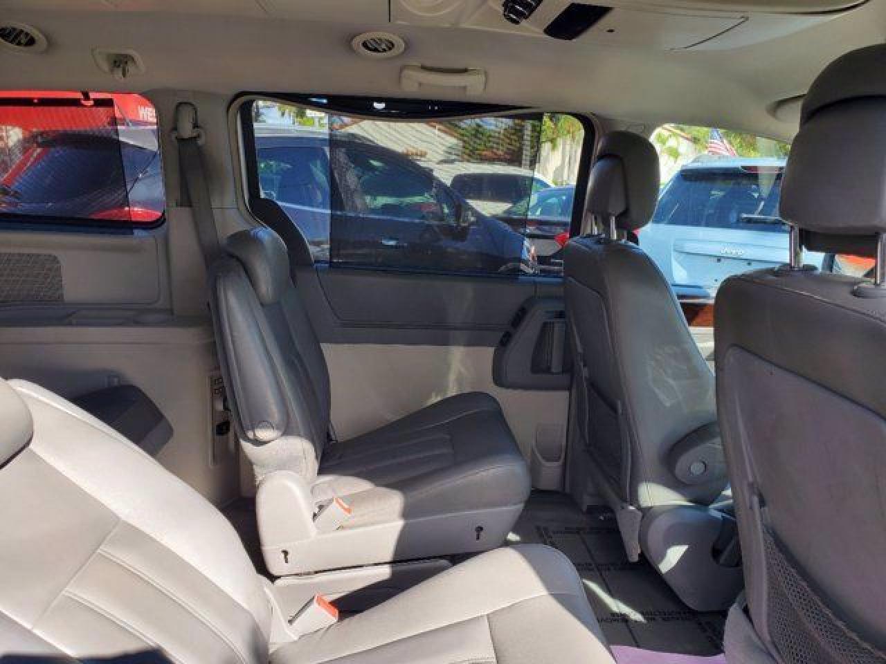 CHRYSLER TOWN & COUNTRY 2010 — 30