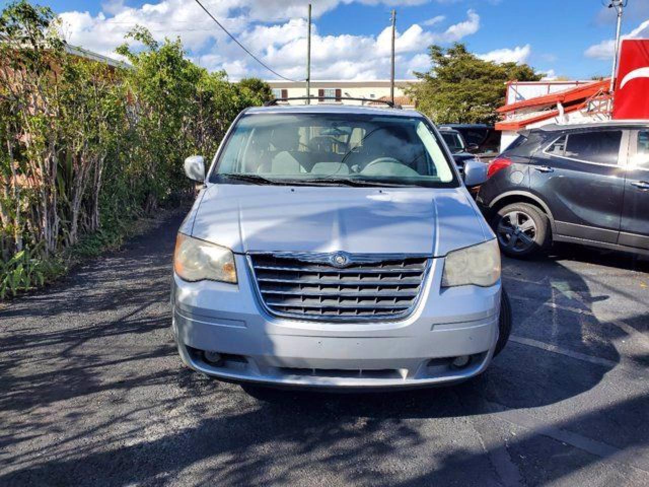 CHRYSLER TOWN & COUNTRY 2010 — 3