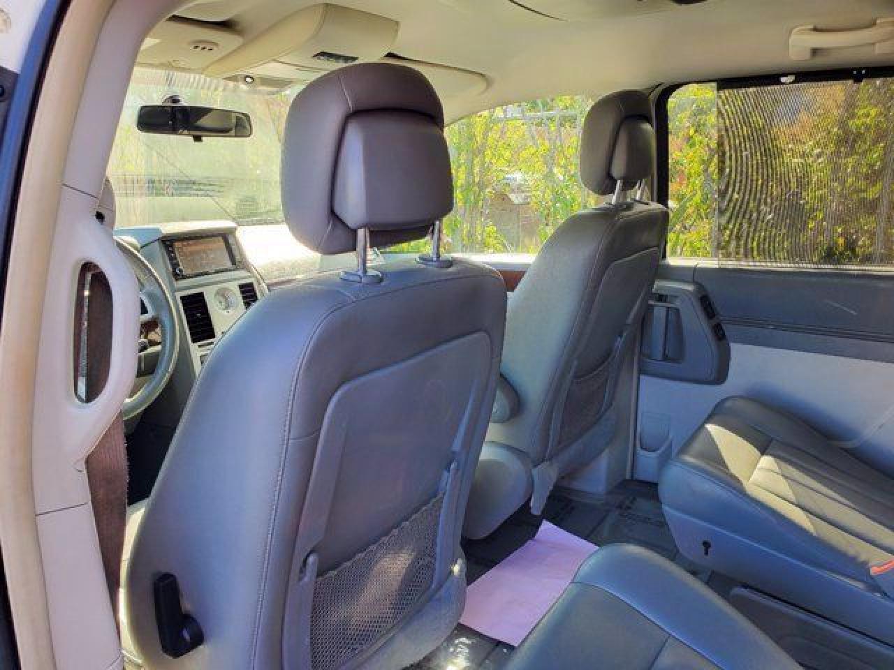 CHRYSLER TOWN & COUNTRY 2010 — 20