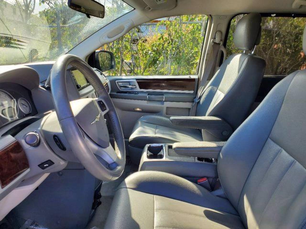 CHRYSLER TOWN & COUNTRY 2010 — 8