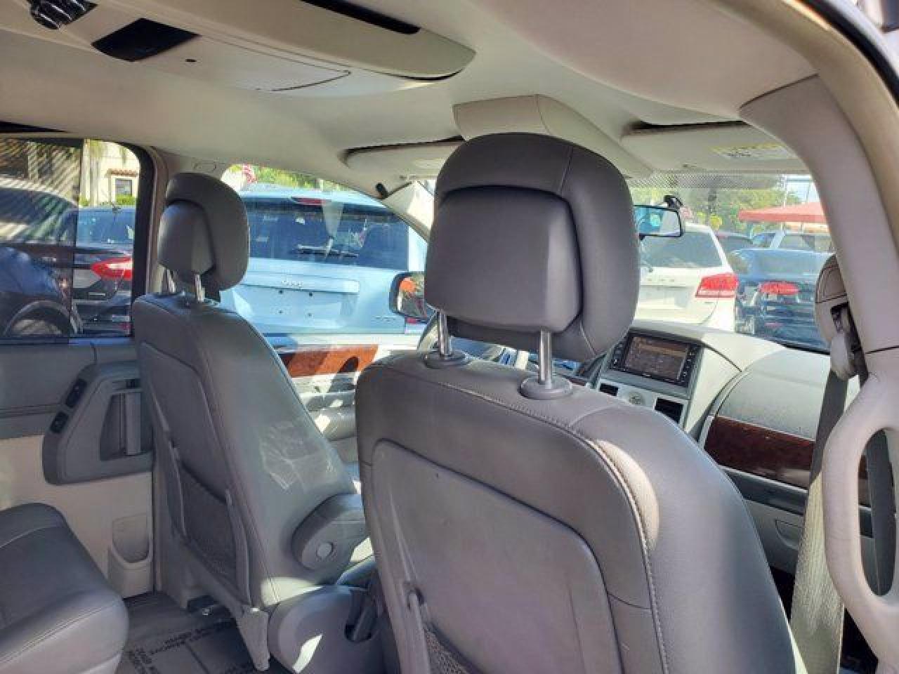CHRYSLER TOWN & COUNTRY 2010 — 29