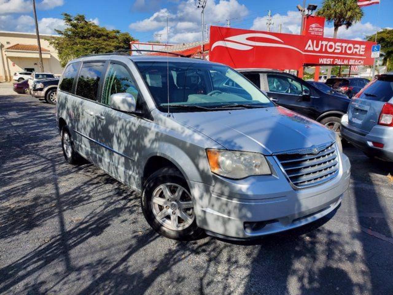 CHRYSLER TOWN & COUNTRY 2010 — 2