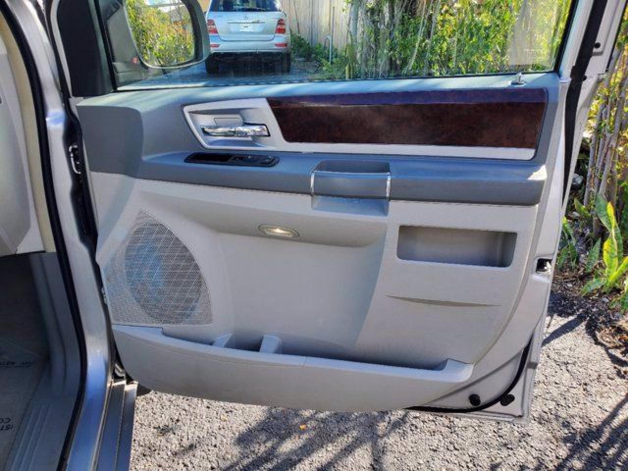 CHRYSLER TOWN & COUNTRY 2010 — 33