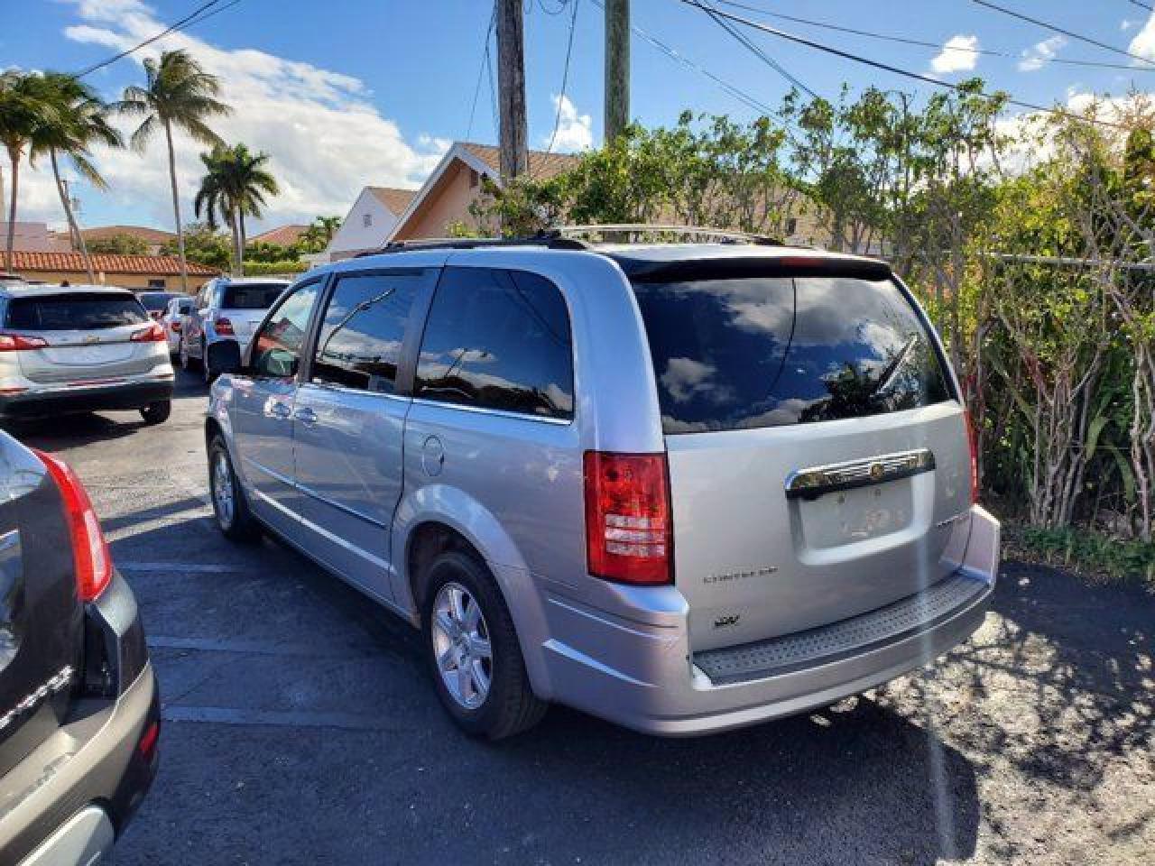CHRYSLER TOWN & COUNTRY 2010 — 25