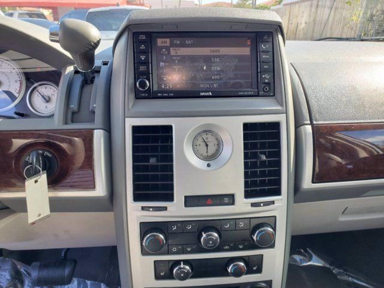 CHRYSLER TOWN & COUNTRY 2010 — 17