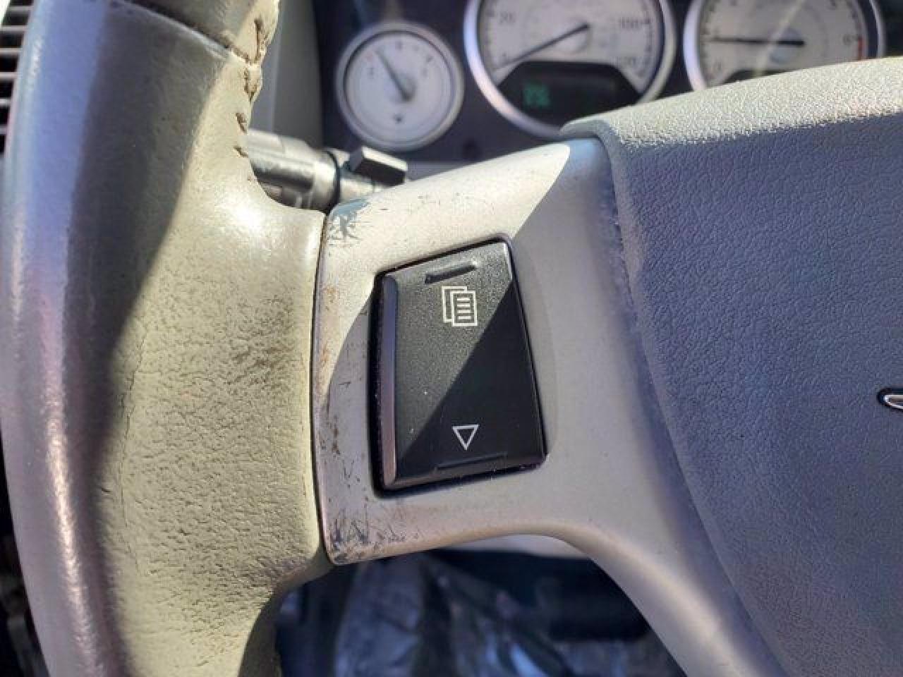CHRYSLER TOWN & COUNTRY 2010 — 12