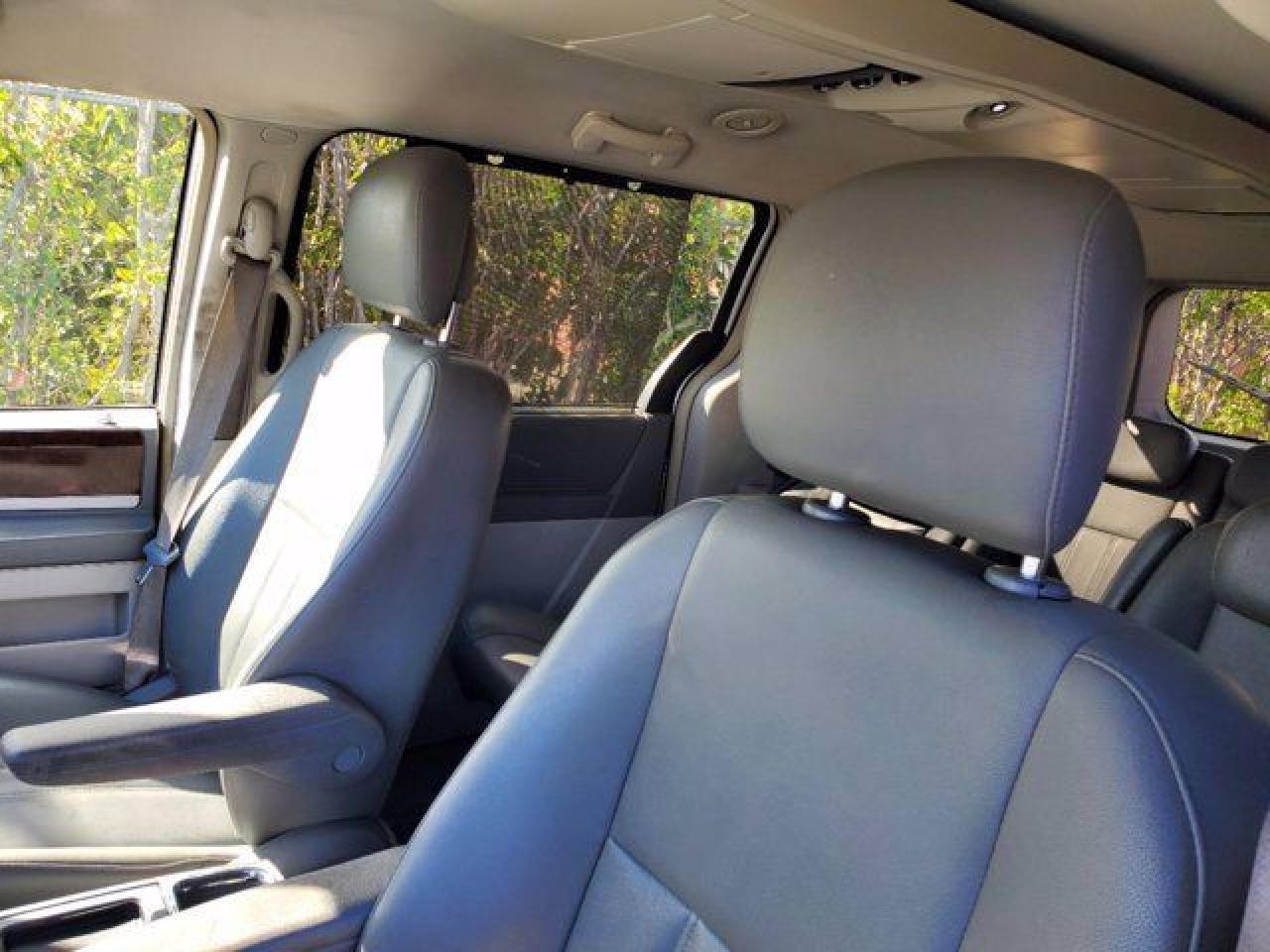 CHRYSLER TOWN & COUNTRY 2010 — 7