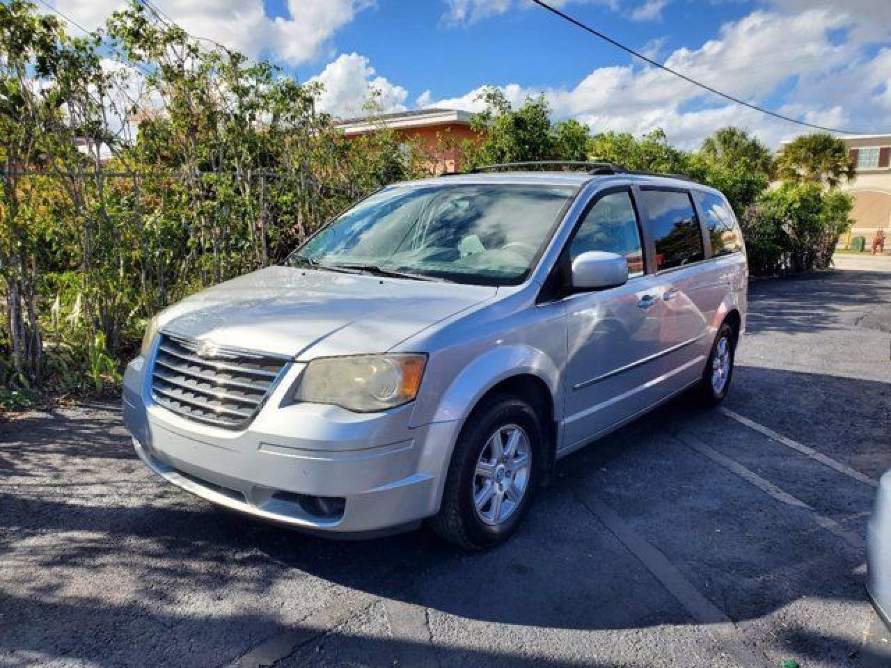 CHRYSLER TOWN & COUNTRY 2010 — 4