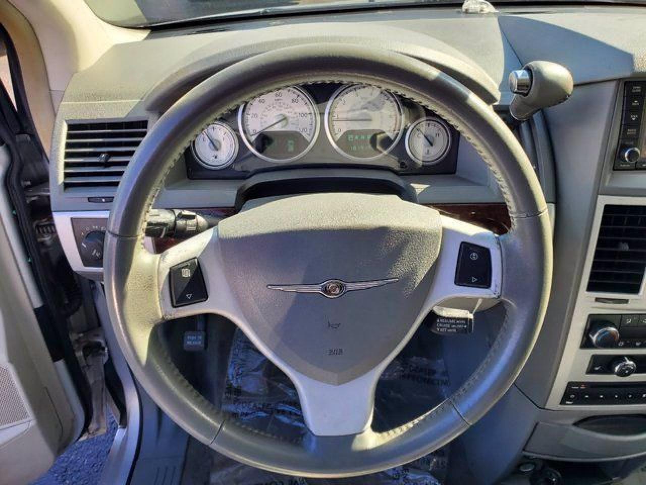 CHRYSLER TOWN & COUNTRY 2010 — 14