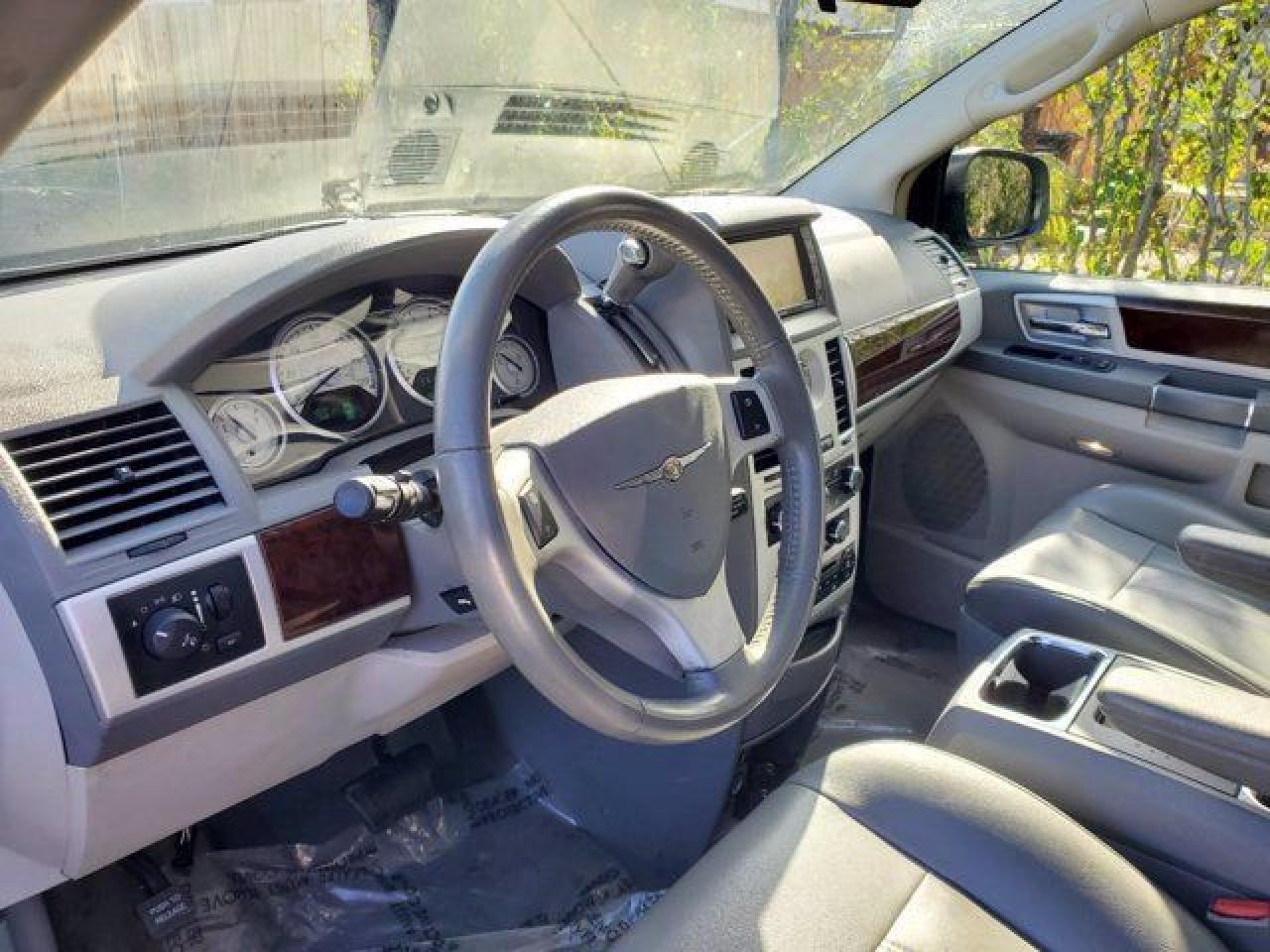 CHRYSLER TOWN & COUNTRY 2010 — 6