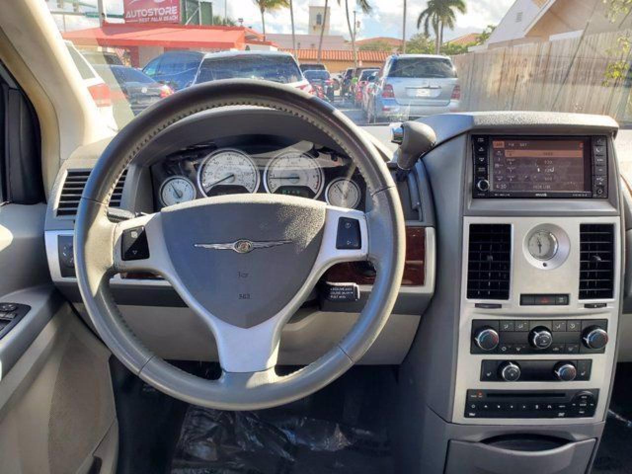 CHRYSLER TOWN & COUNTRY 2010 — 23
