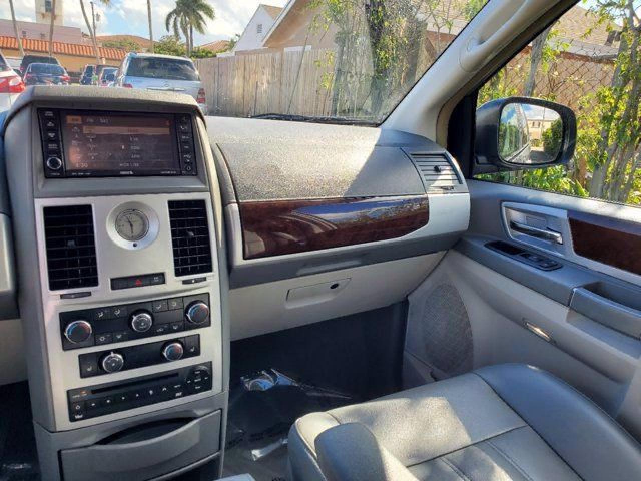 CHRYSLER TOWN & COUNTRY 2010 — 24