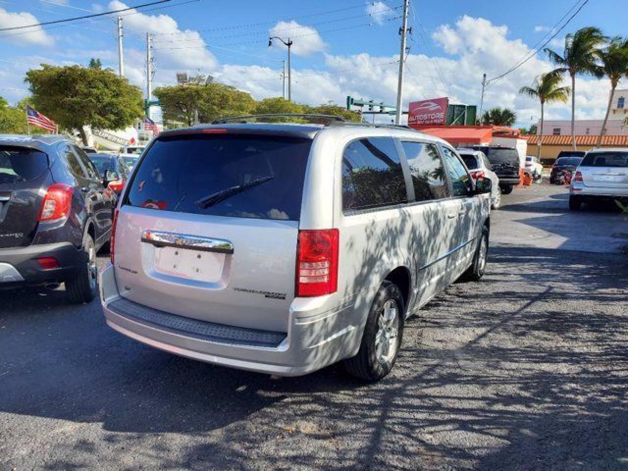 CHRYSLER TOWN & COUNTRY 2010 — 27