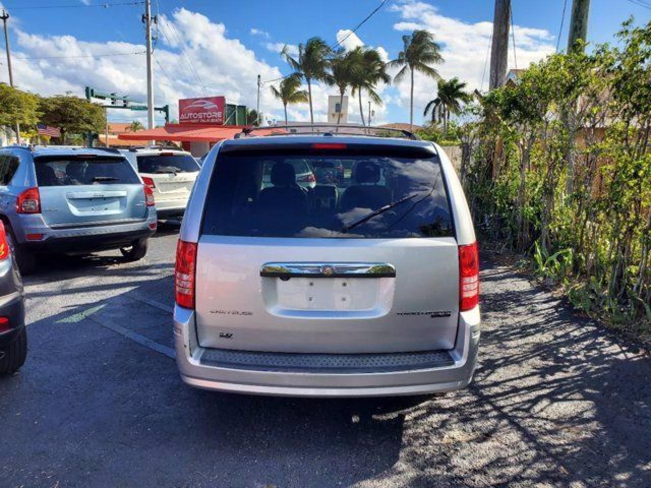 CHRYSLER TOWN & COUNTRY 2010 — 26