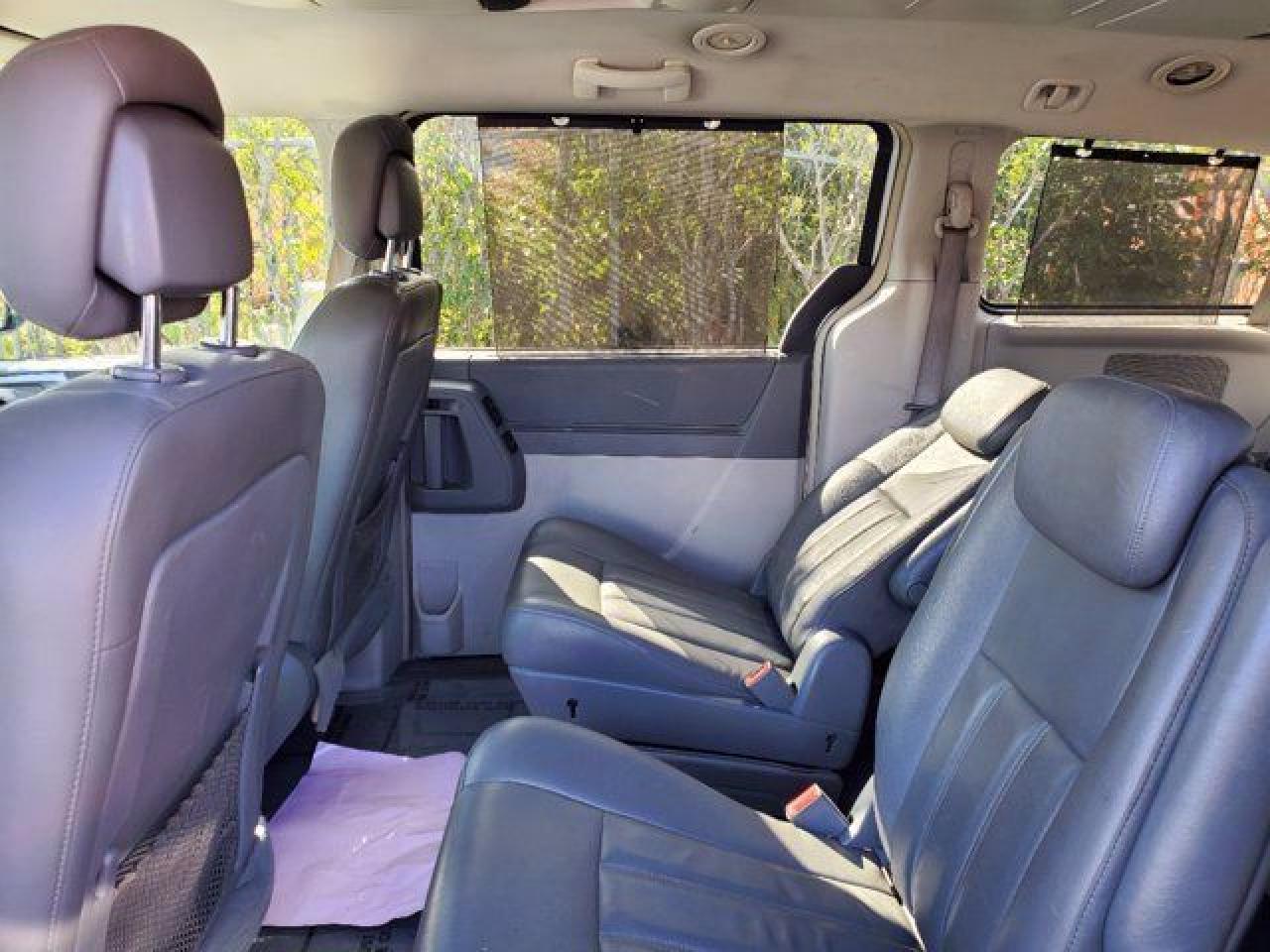 CHRYSLER TOWN & COUNTRY 2010 — 21