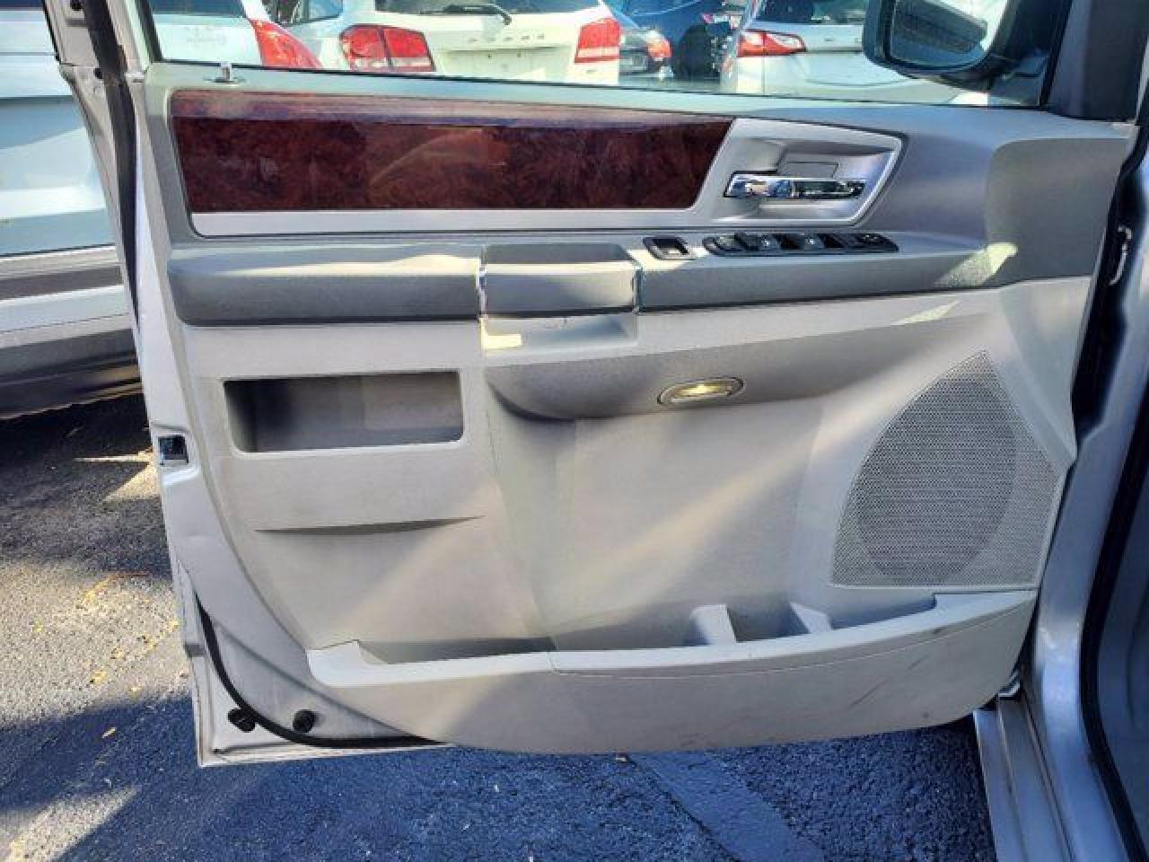 CHRYSLER TOWN & COUNTRY 2010 — 10