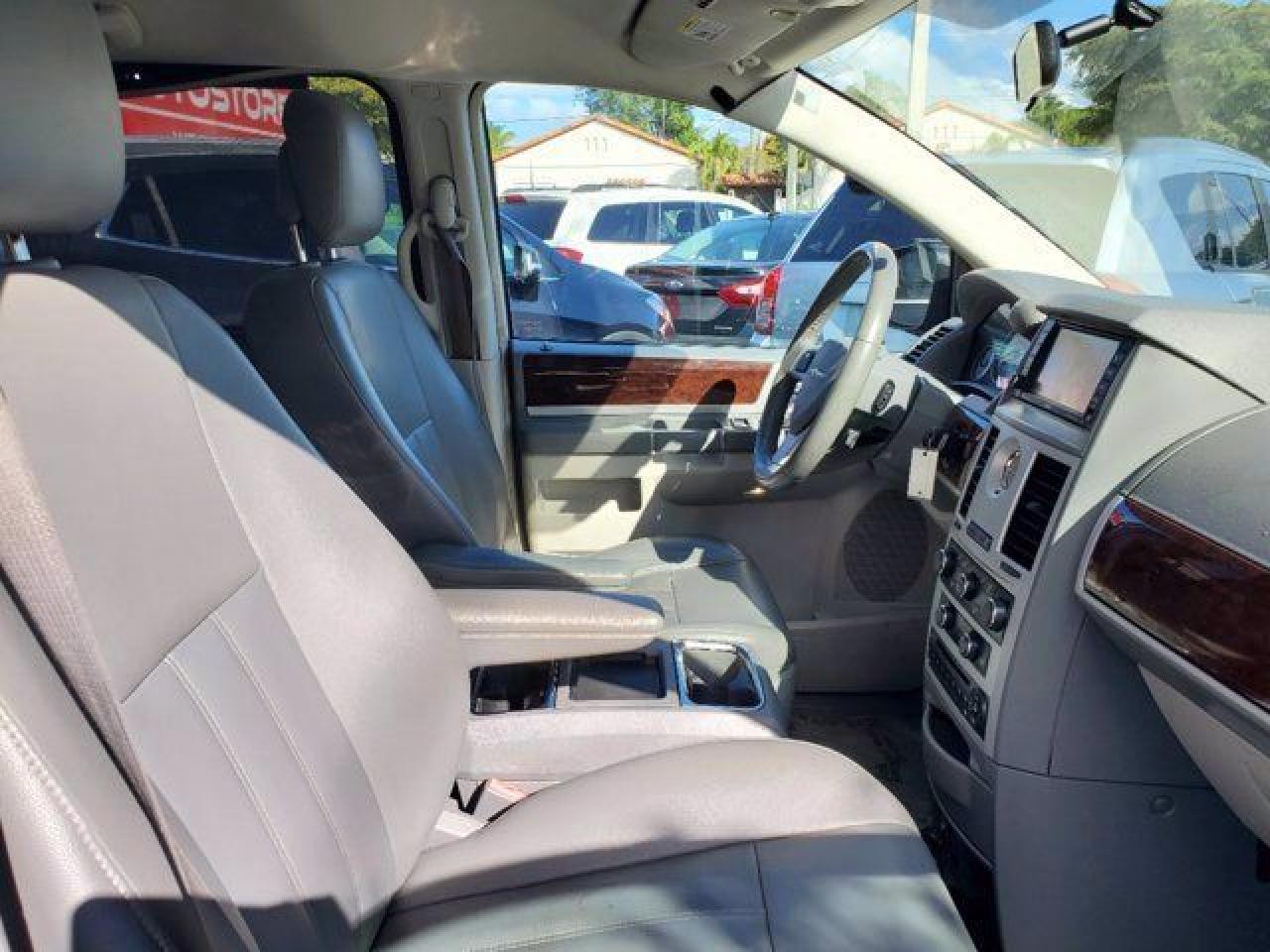 CHRYSLER TOWN & COUNTRY 2010 — 32