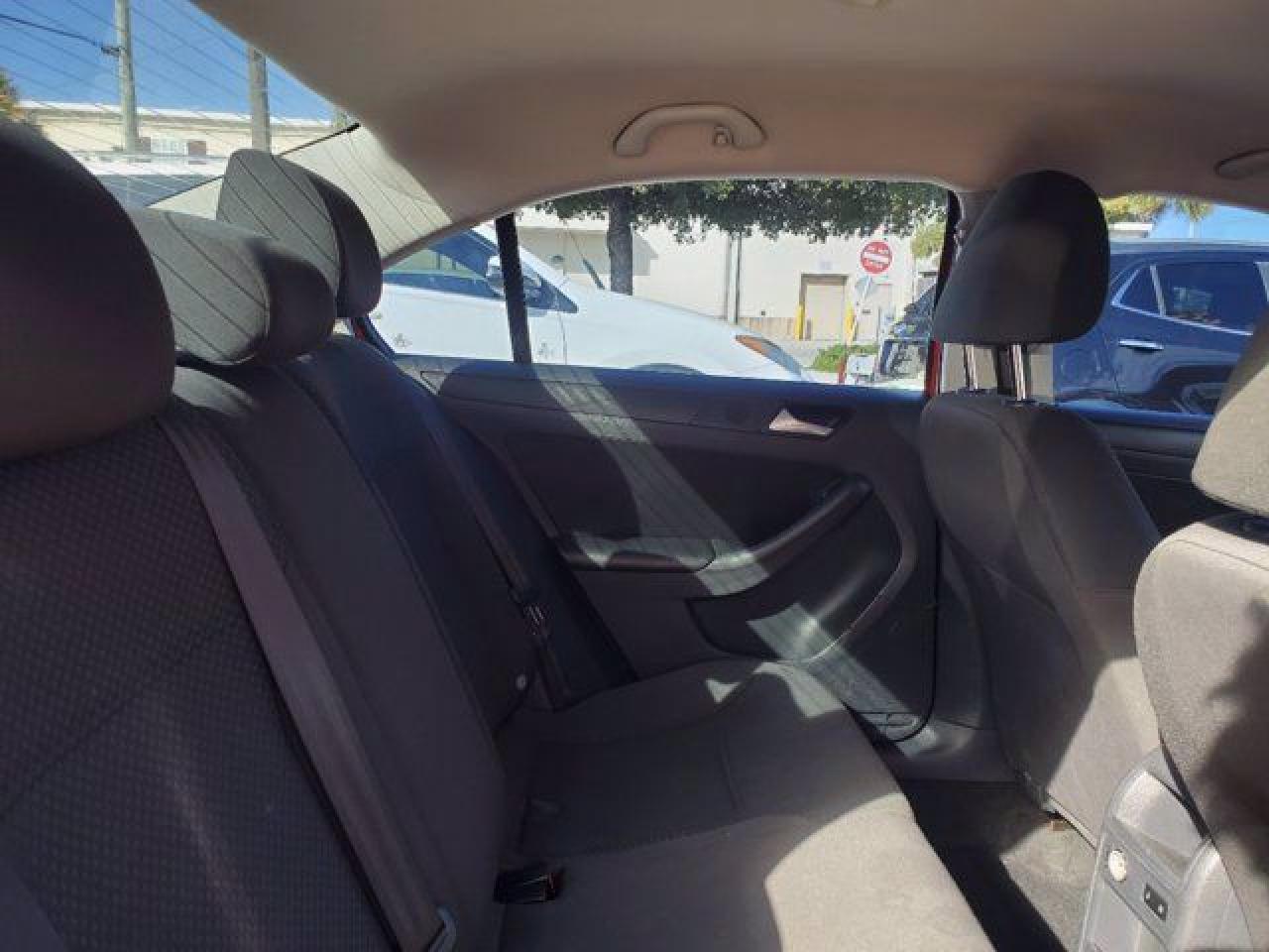 VOLKSWAGEN JETTA 2014 — 28
