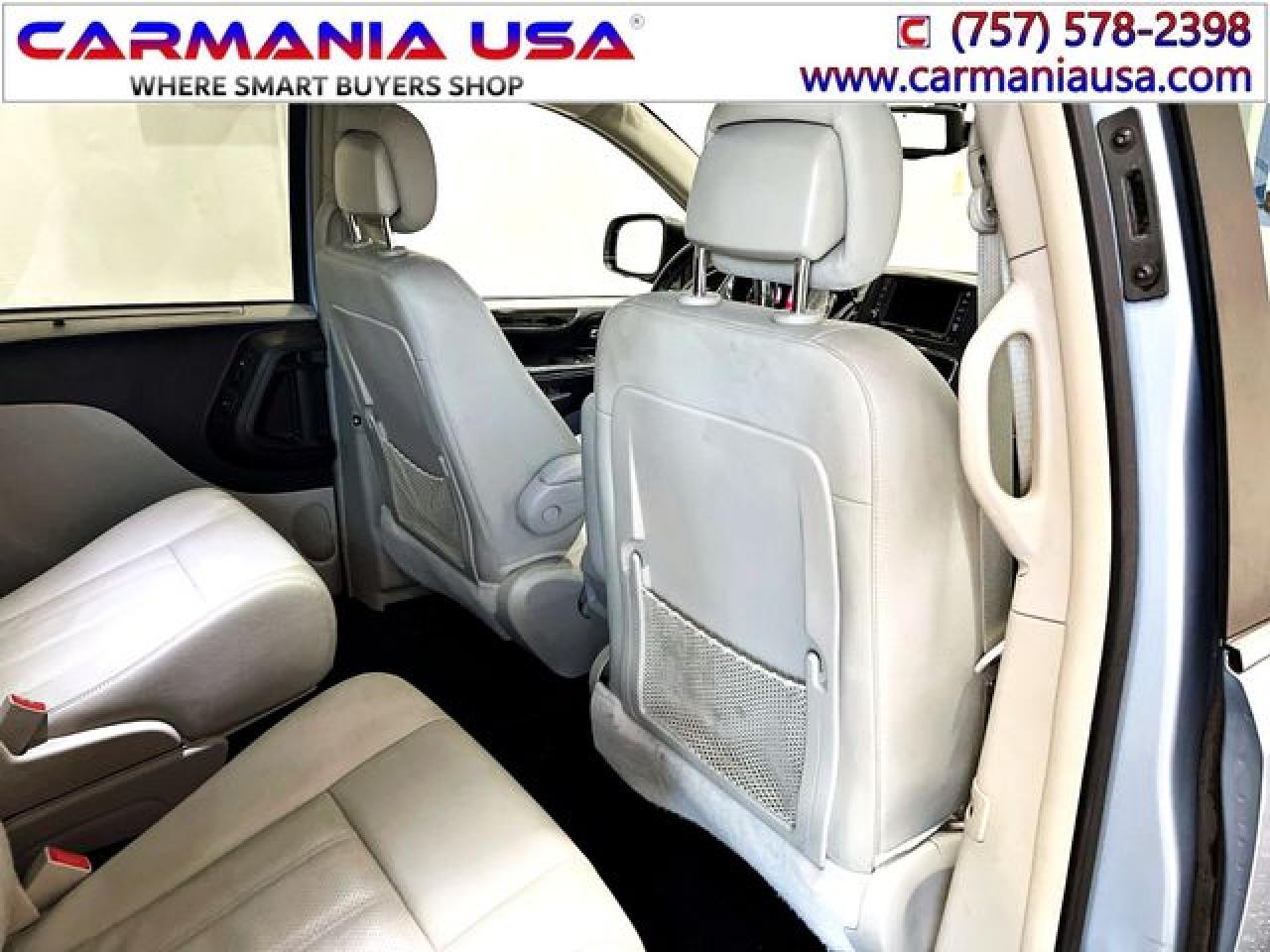 CHRYSLER TOWN & COUNTRY 2016 — 12