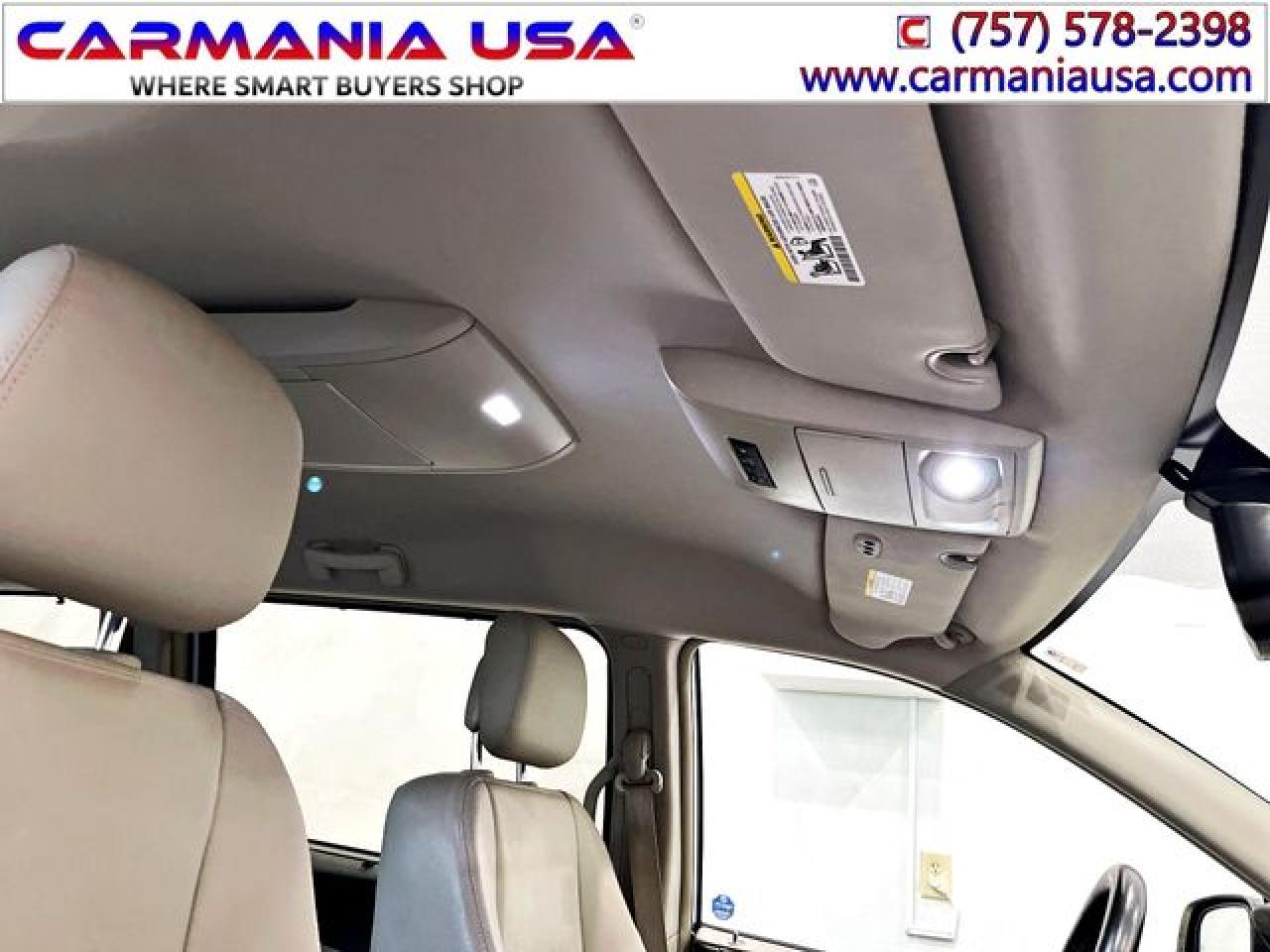 CHRYSLER TOWN & COUNTRY 2016 — 18