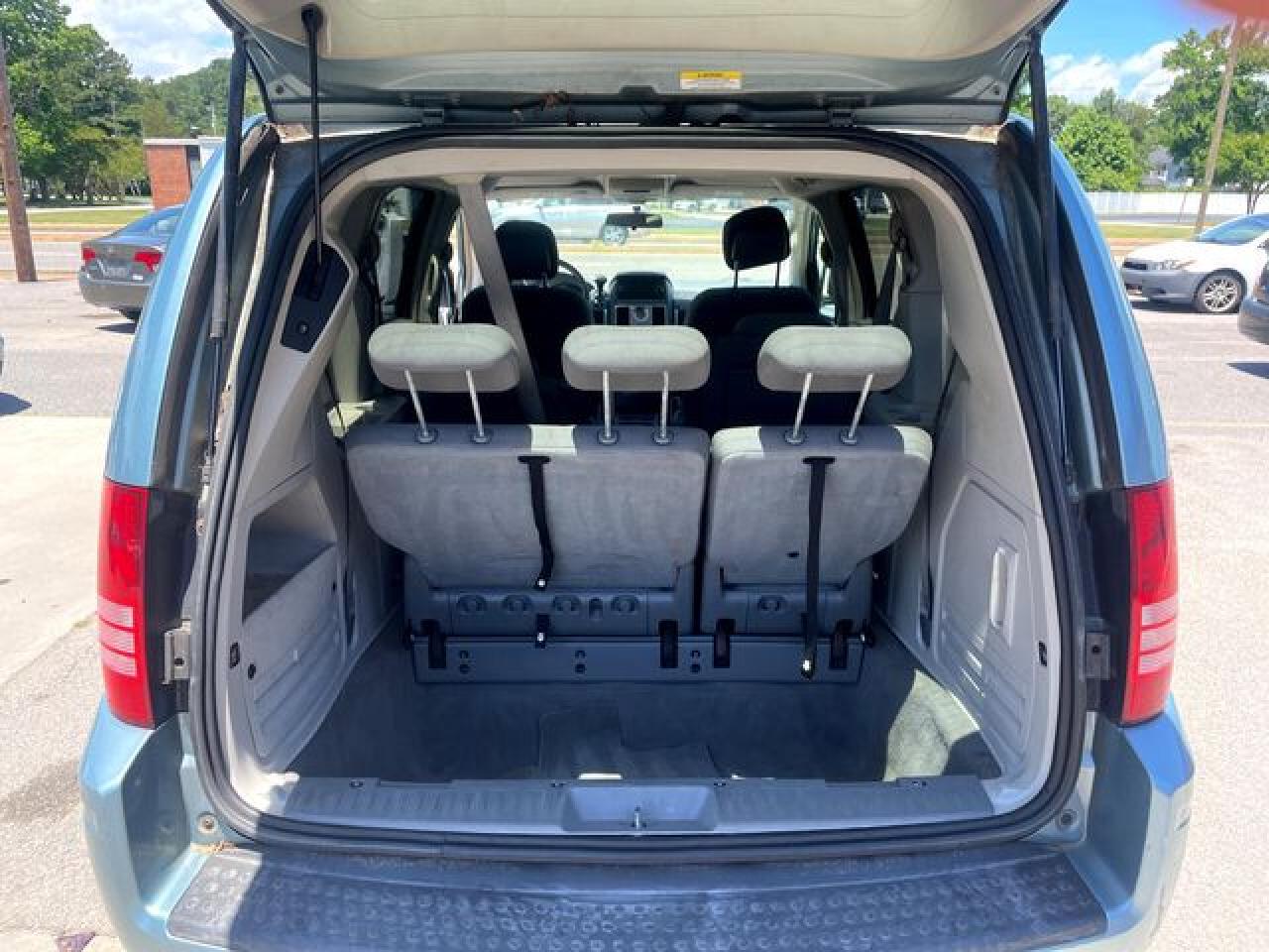 CHRYSLER TOWN & COUNTRY 2010 — 10
