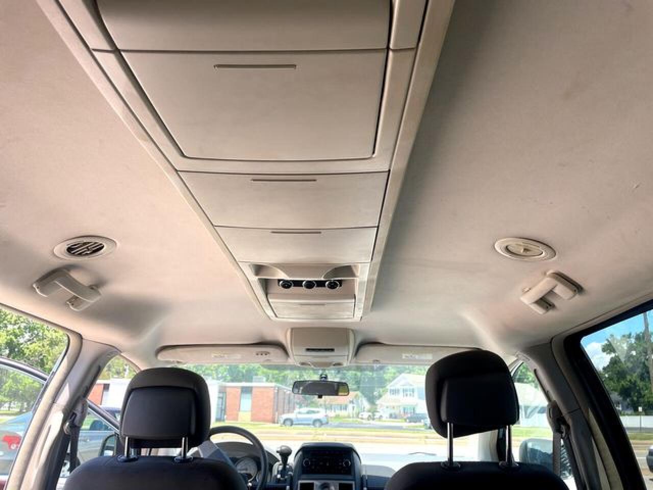 CHRYSLER TOWN & COUNTRY 2010 — 9