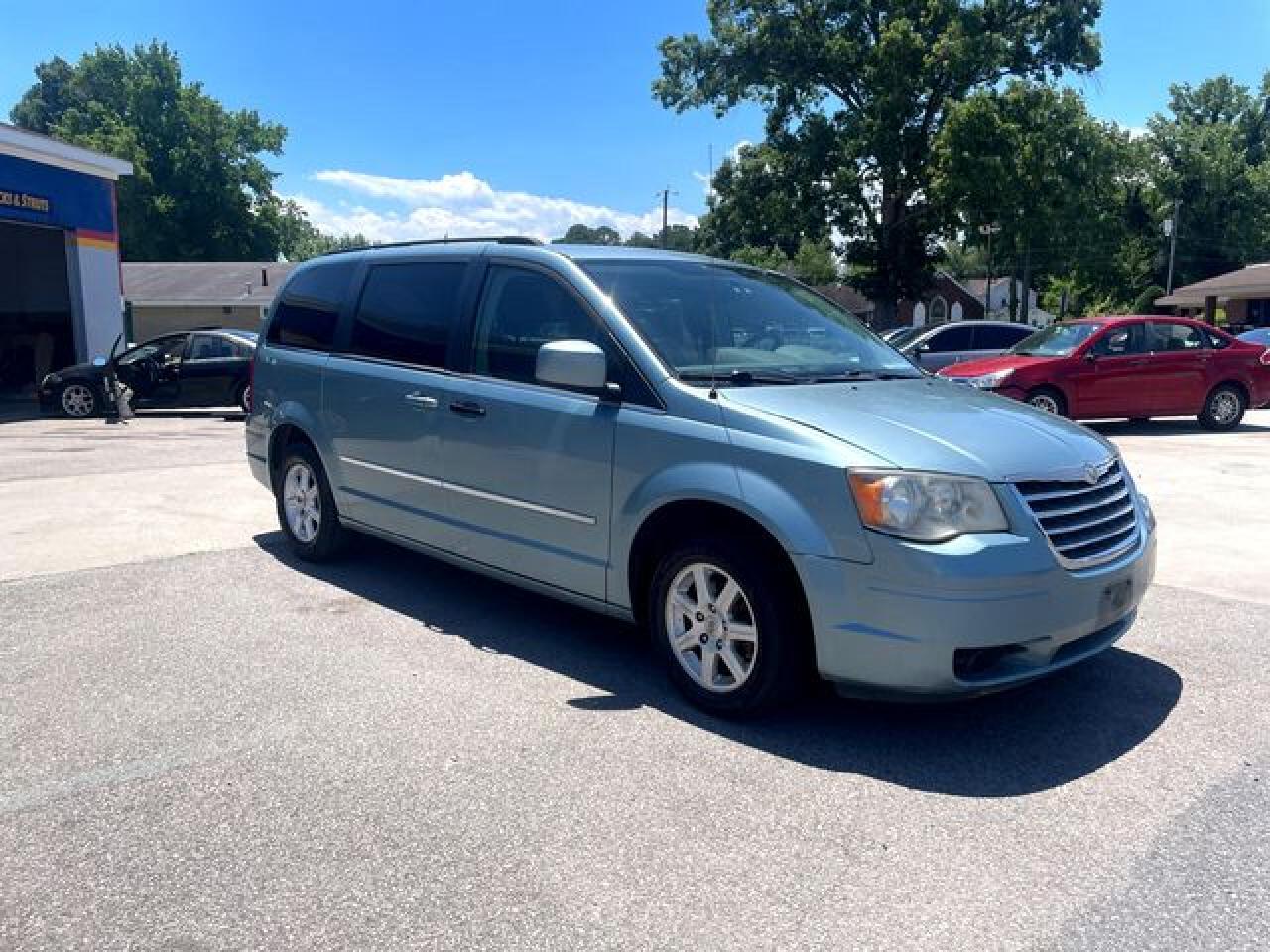 CHRYSLER TOWN & COUNTRY 2010 — 4