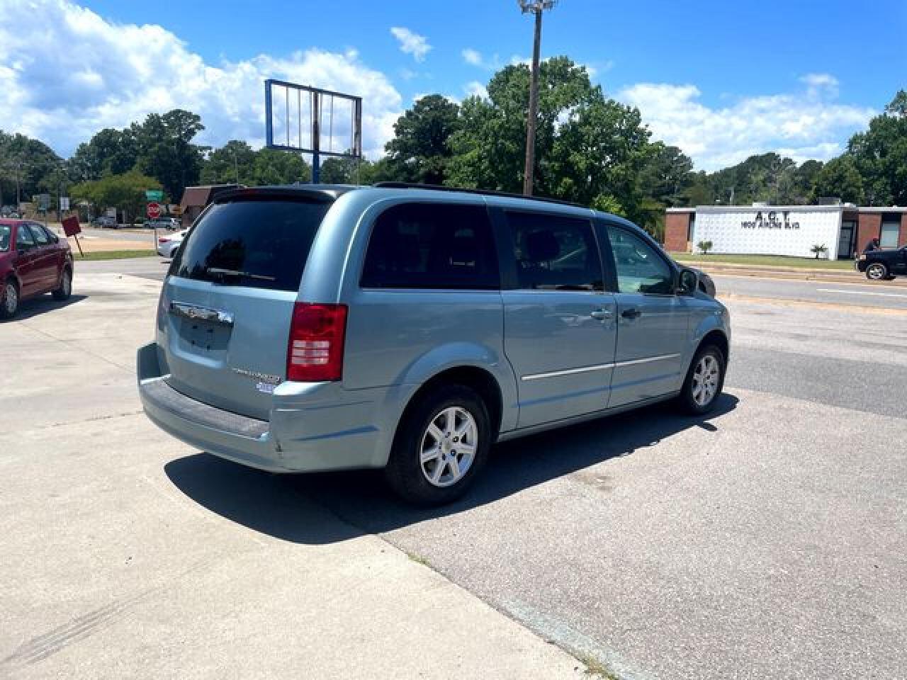 CHRYSLER TOWN & COUNTRY 2010 — 3