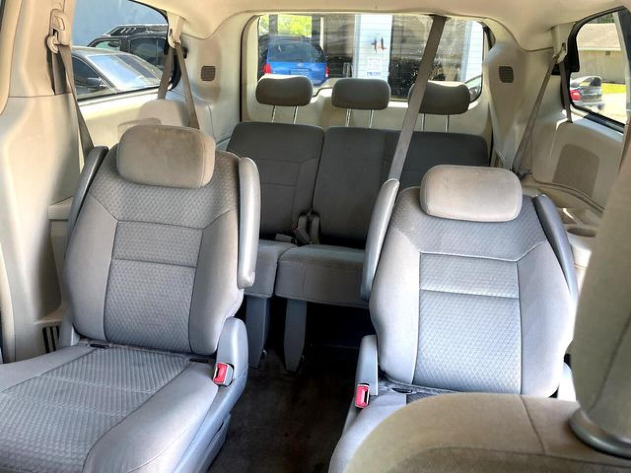 CHRYSLER TOWN & COUNTRY 2010 — 7