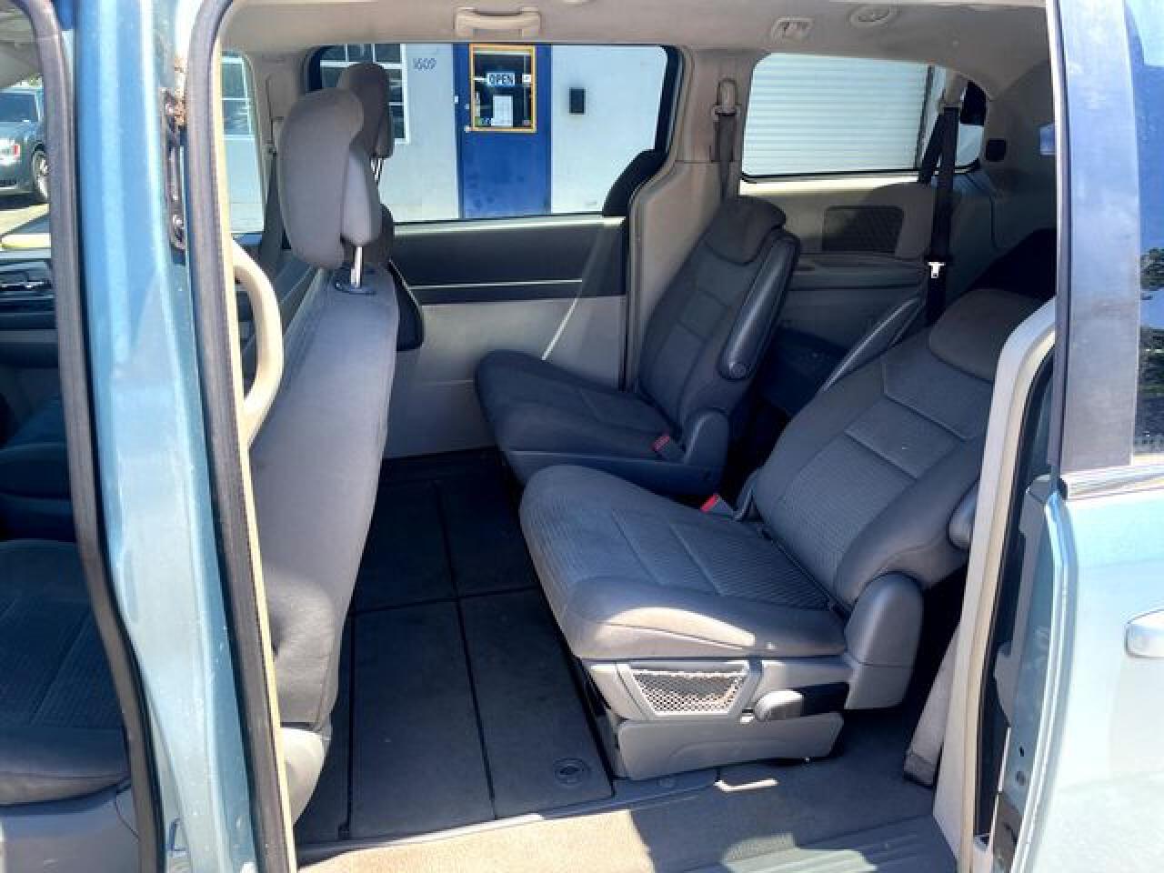 CHRYSLER TOWN & COUNTRY 2010 — 6