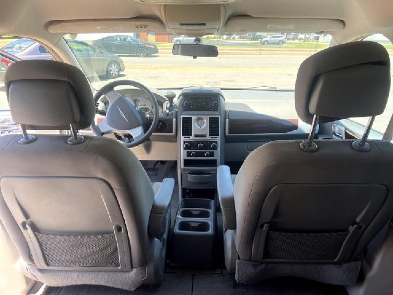 CHRYSLER TOWN & COUNTRY 2010 — 8