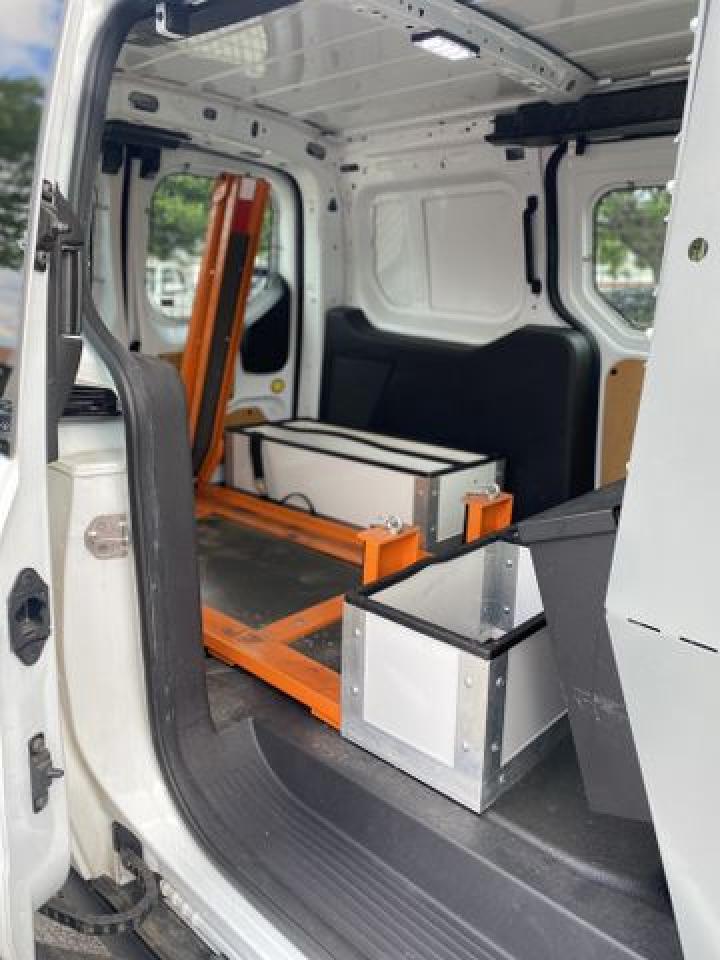FORD TRANSIT CONNECT 2017 — 17
