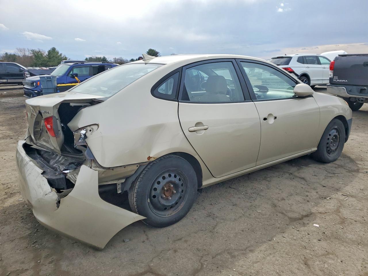 HYUNDAI ELANTRA 2010 — 4