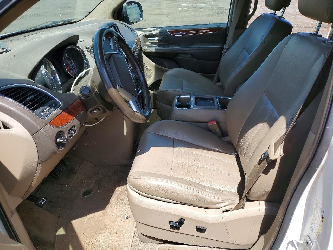 CHRYSLER TOWN & COUNTRY 2012 — 8