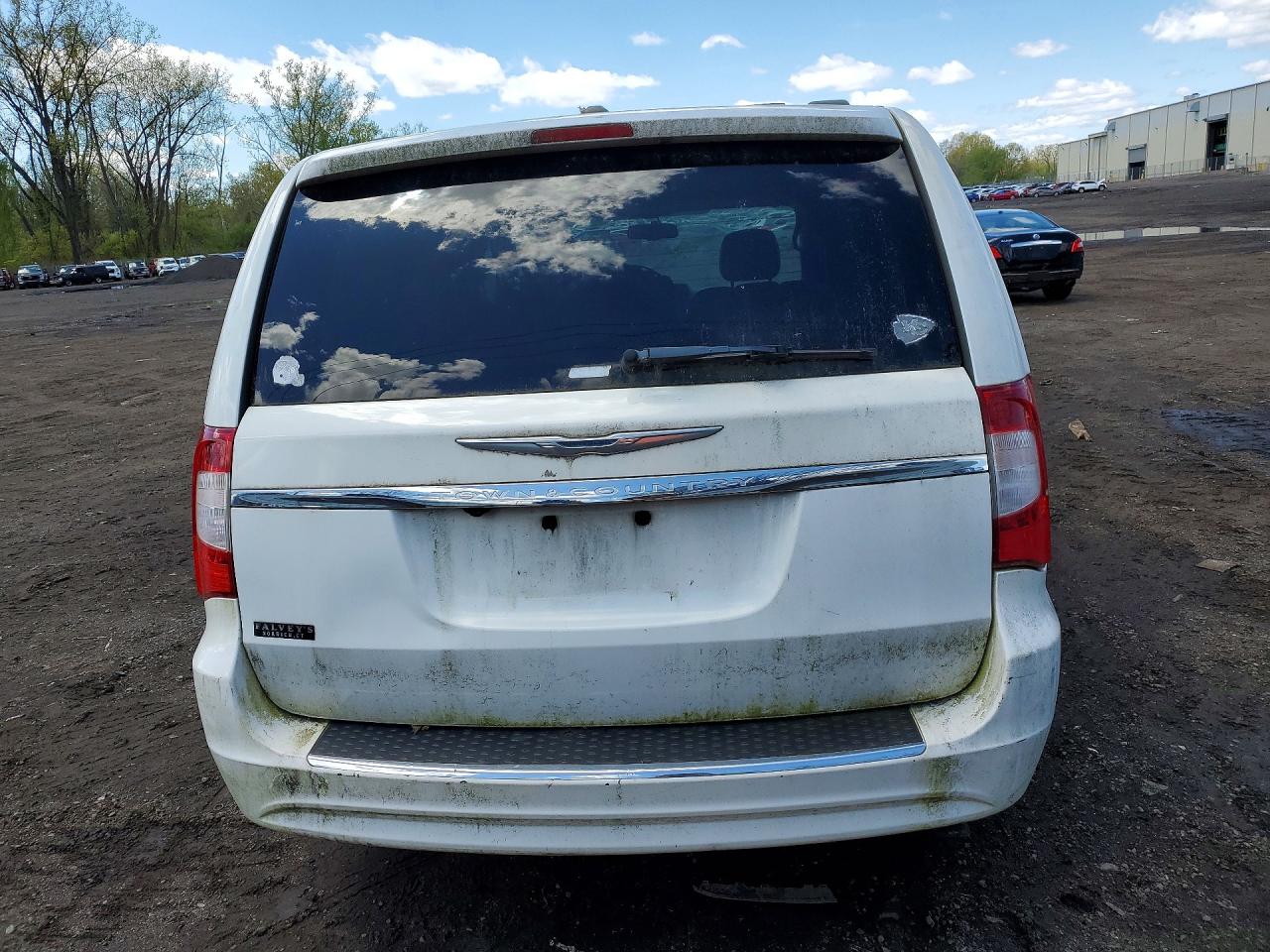 CHRYSLER TOWN & COUNTRY 2012 — 7