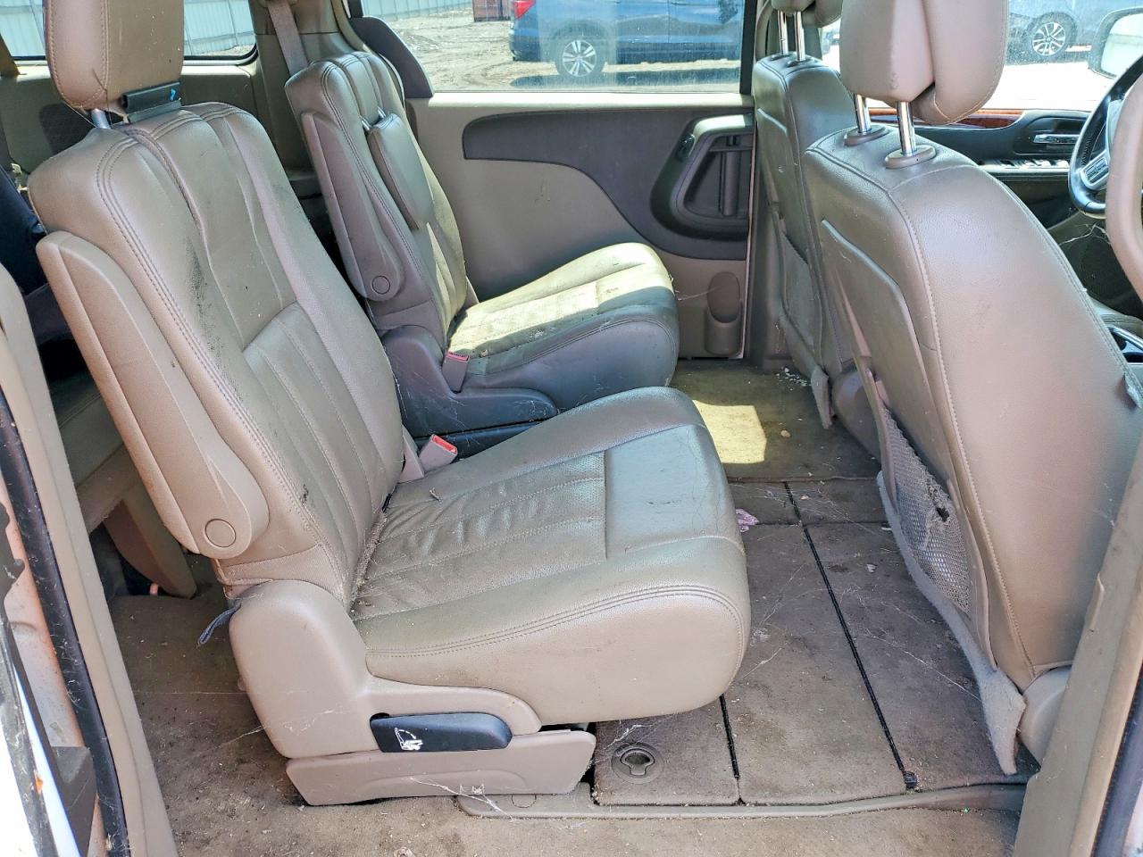 CHRYSLER TOWN & COUNTRY 2012 — 11