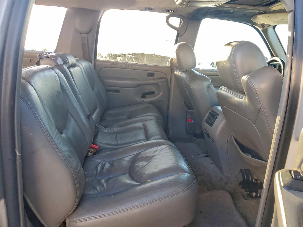 CHEVROLET SUBURBAN 2005 — 12