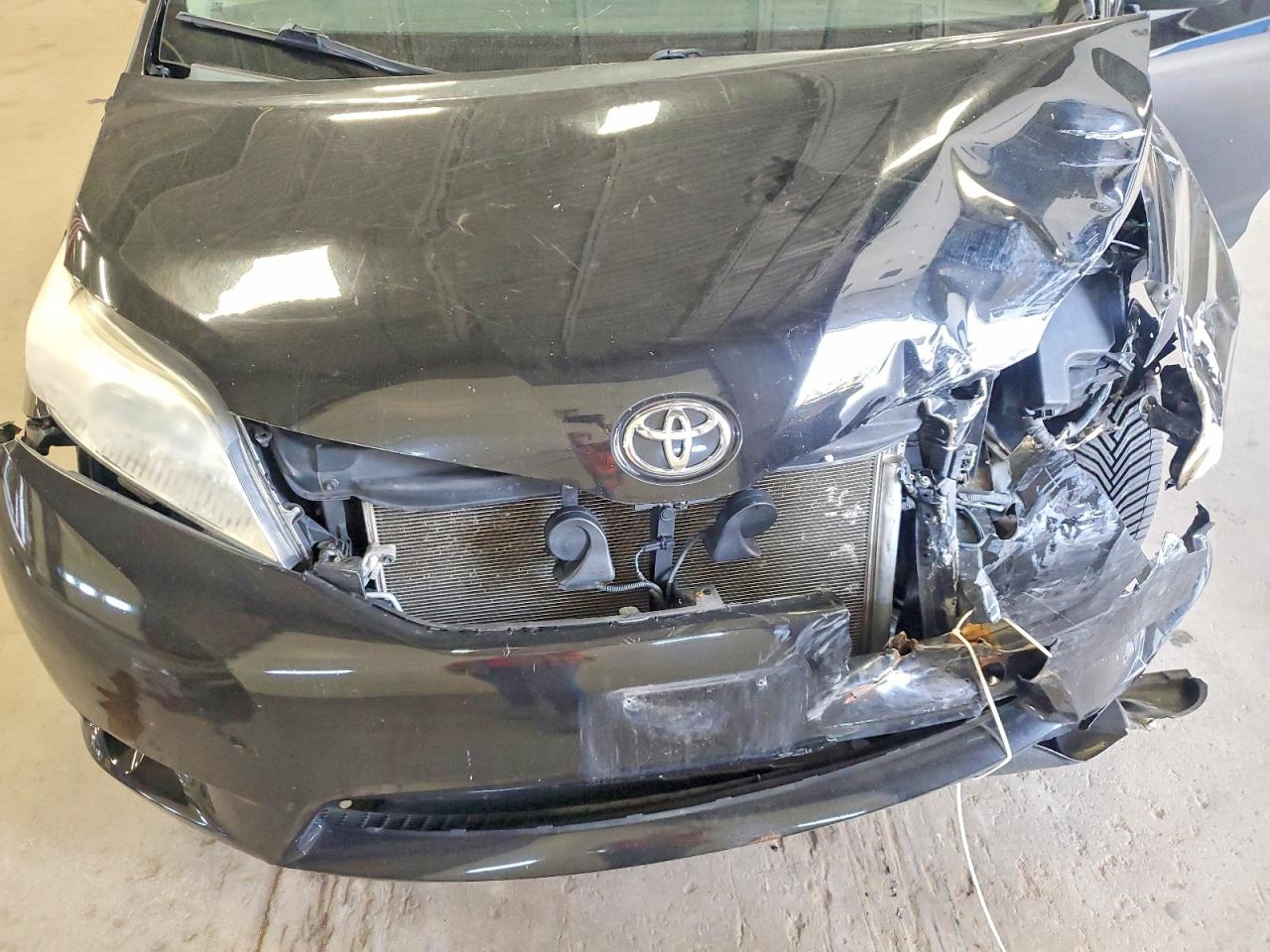 TOYOTA SIENNA 2011 — 13