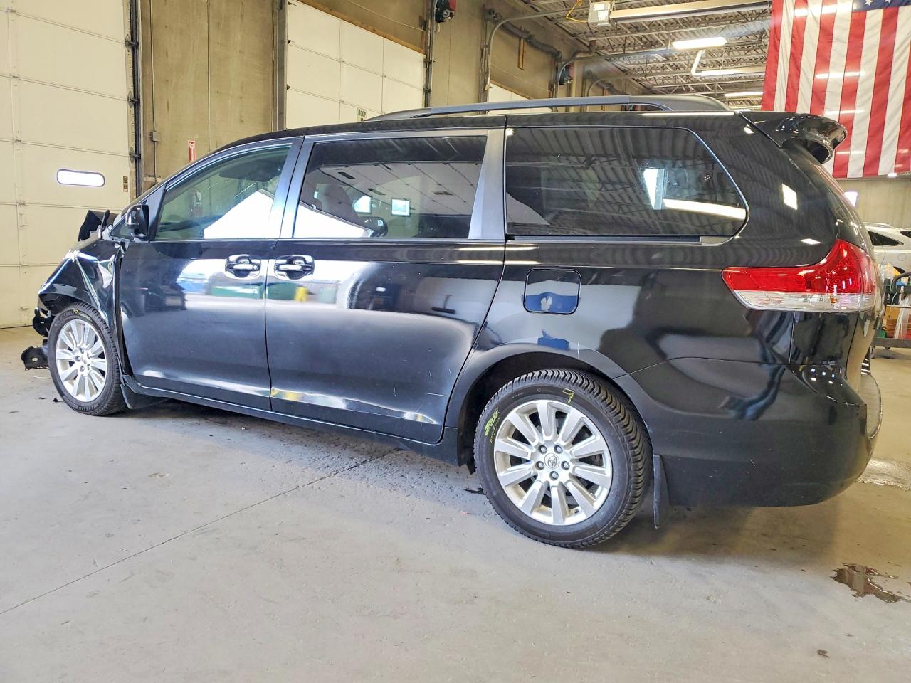 TOYOTA SIENNA 2011 — 3