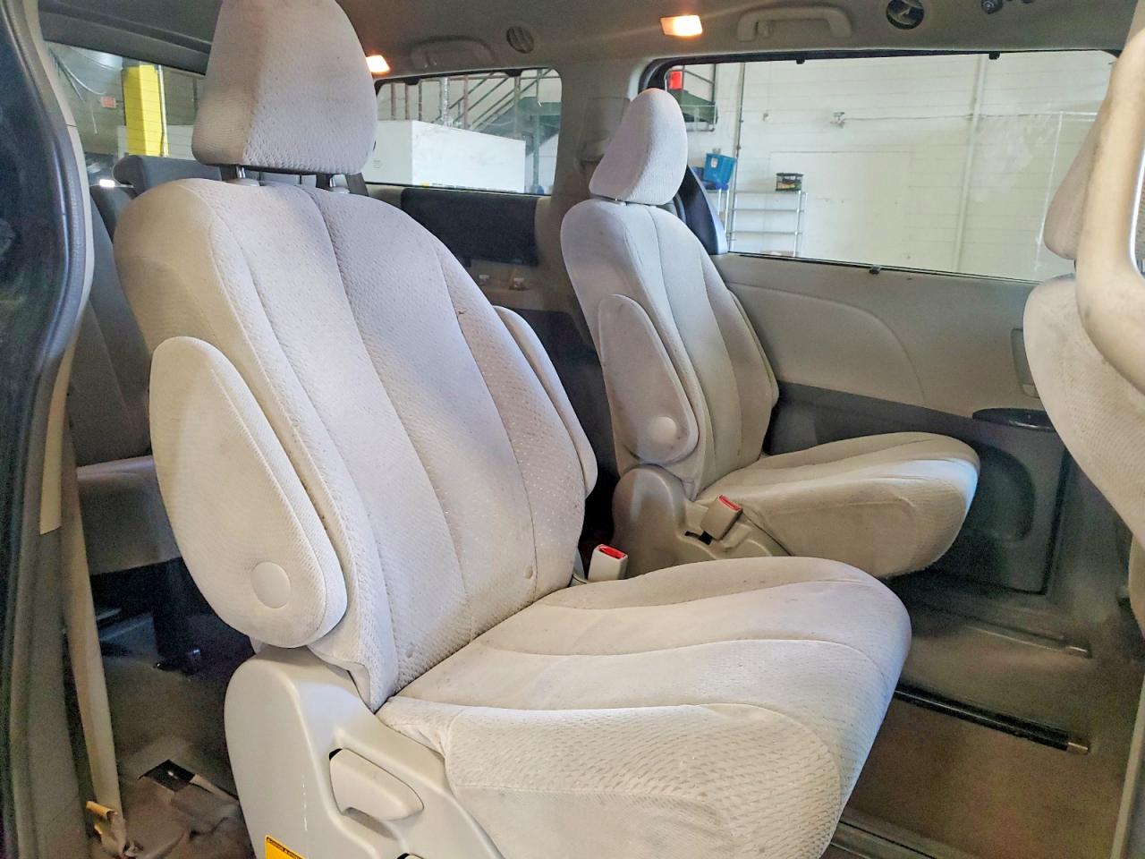 TOYOTA SIENNA 2011 — 12