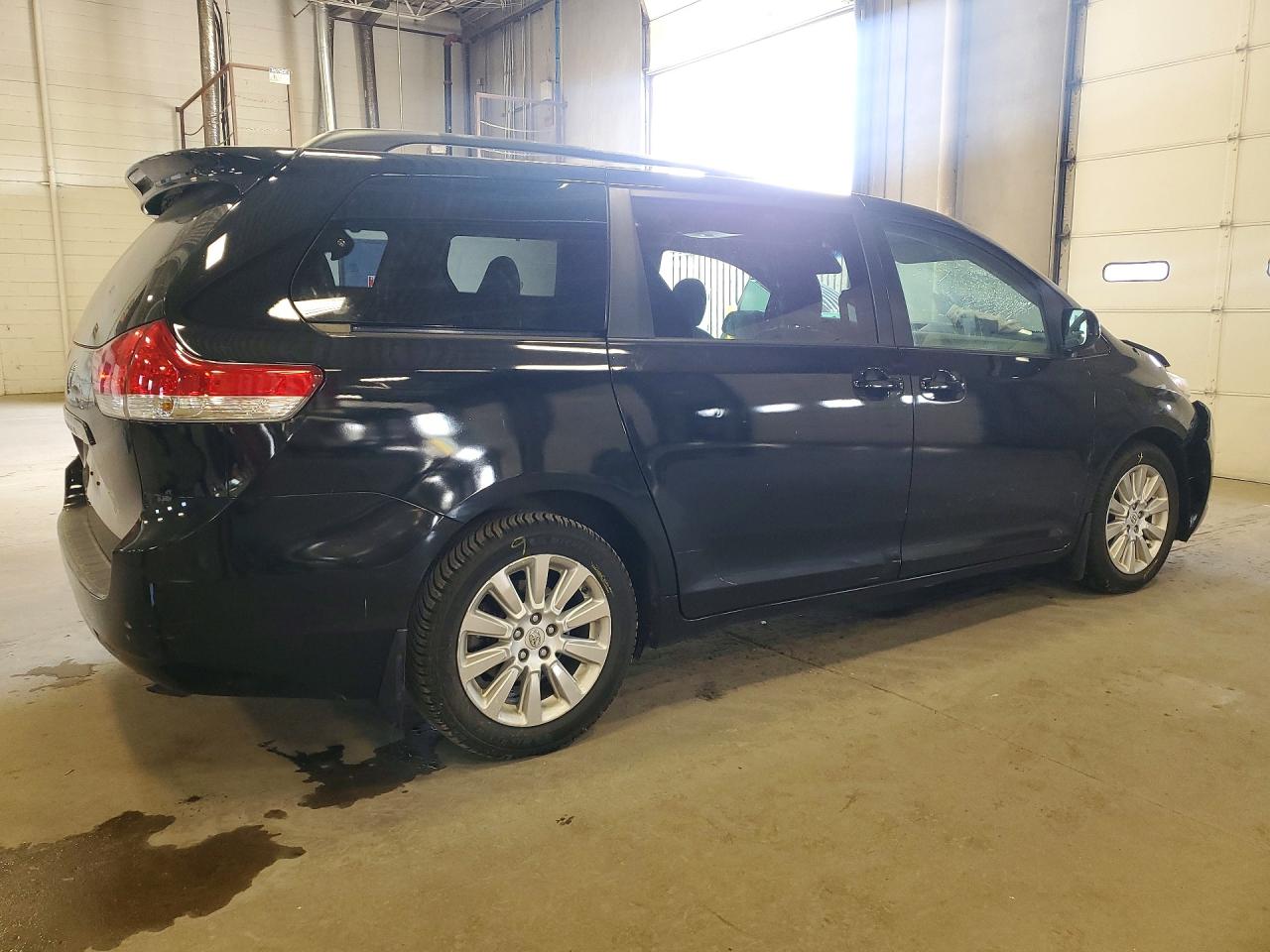 TOYOTA SIENNA 2011 — 4