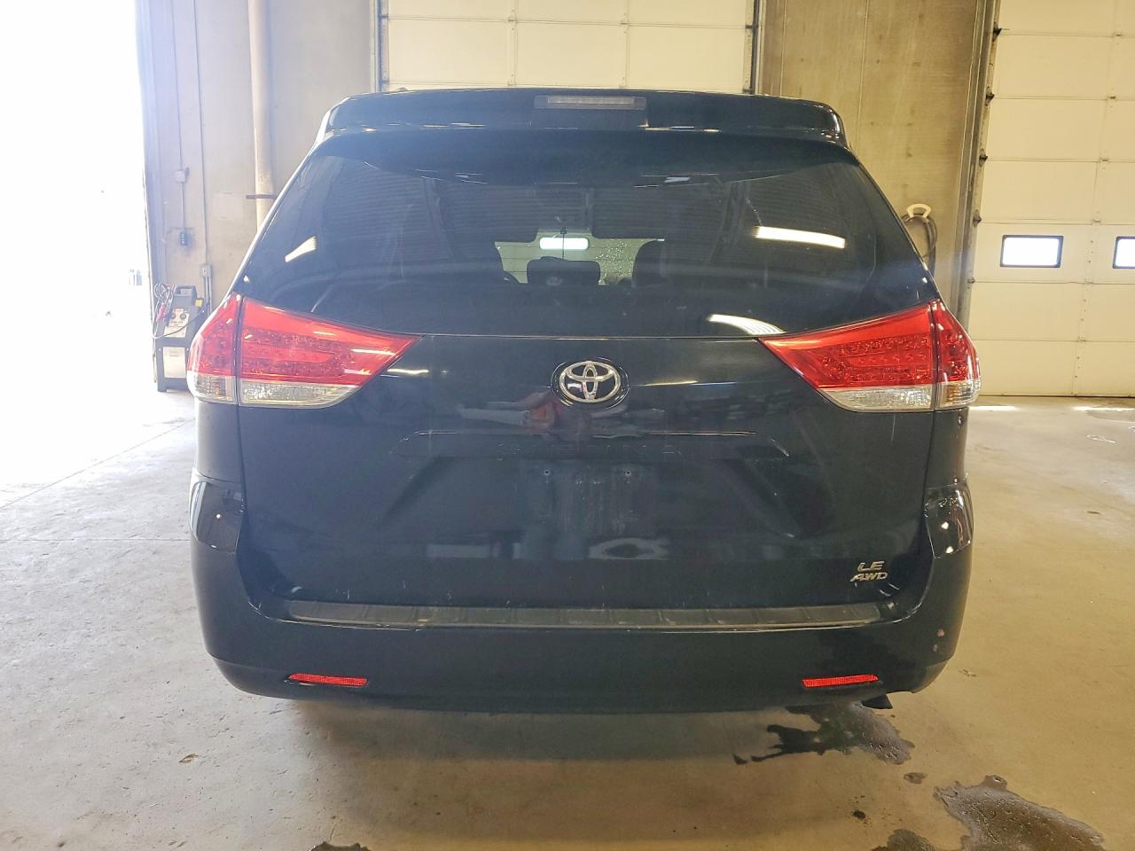 TOYOTA SIENNA 2011 — 7