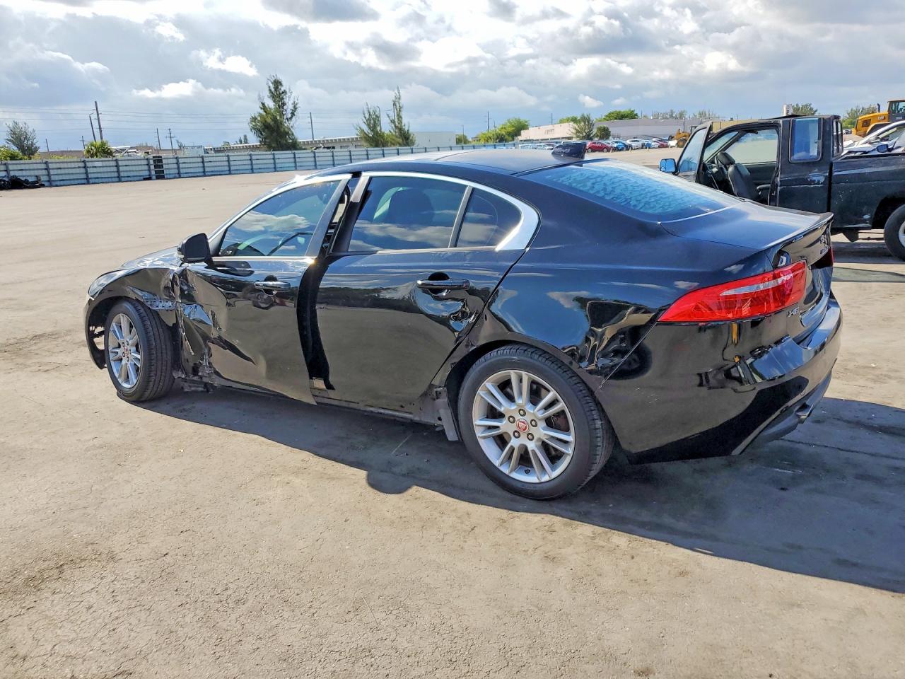 JAGUAR XE 2017 — 3