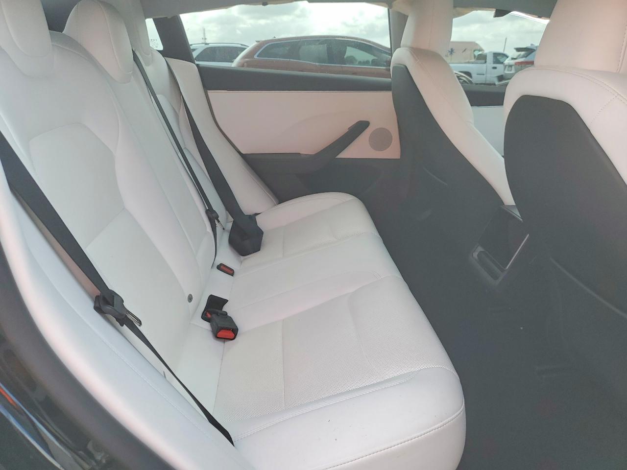 TESLA MODEL 3 2024 — 11